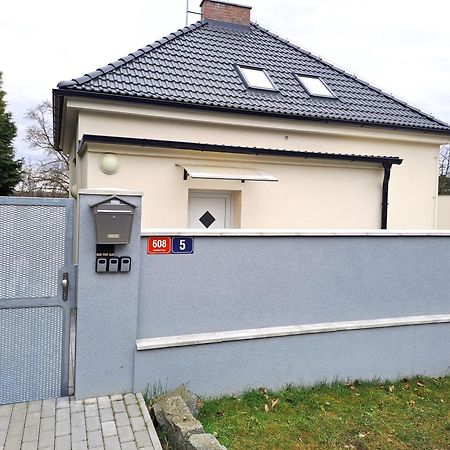 Apartmanovy Dum Se Zahradou V Klidne Casti Prahy Prague Exterior photo